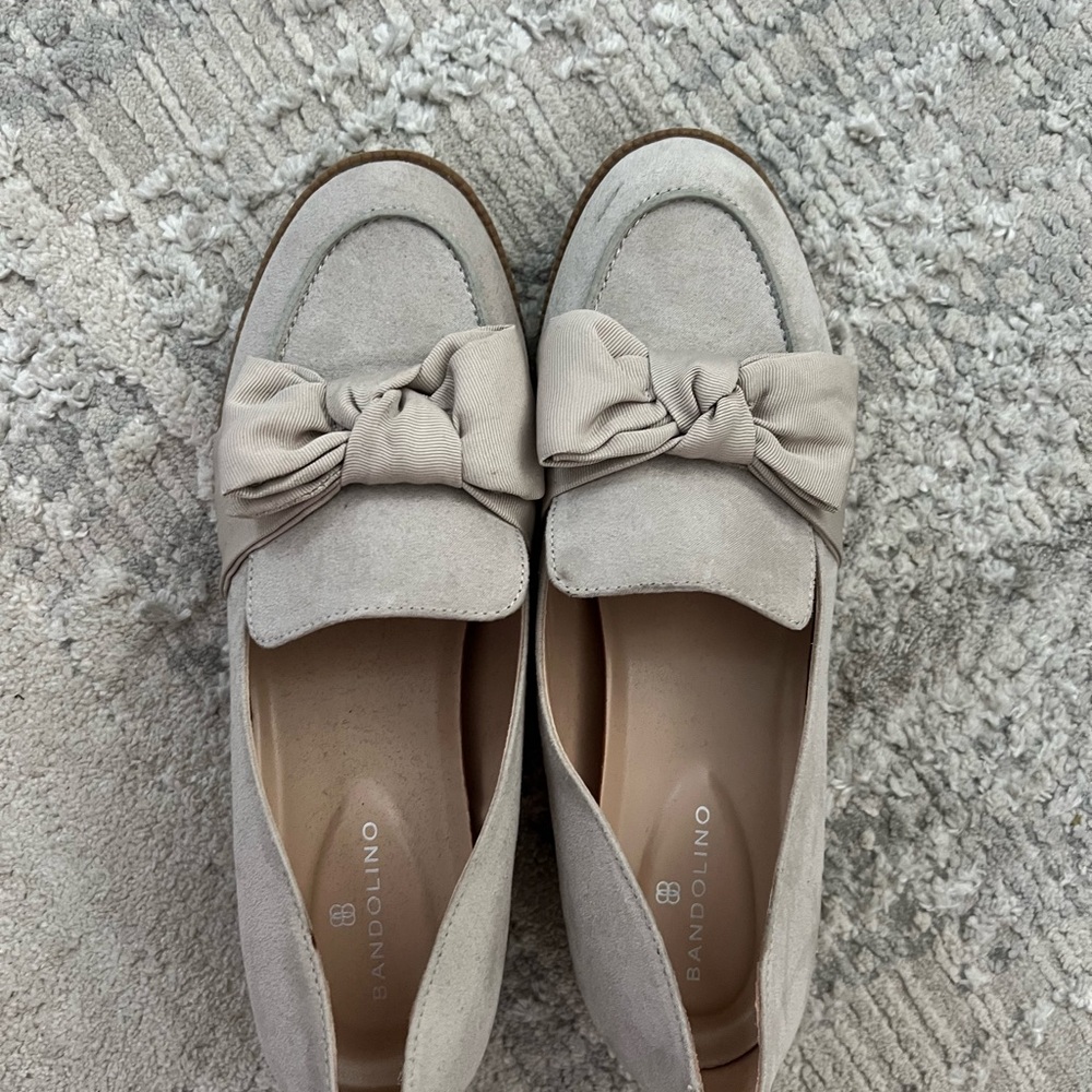 Bandolino Women's Cream Loafers with Bow Accent